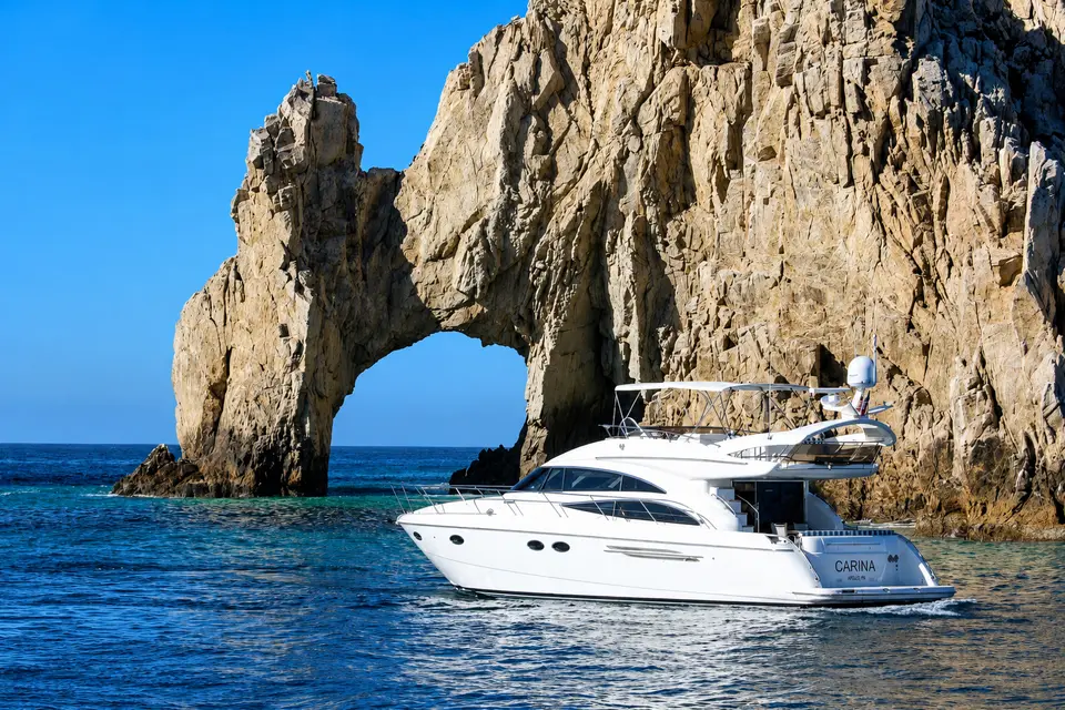 El Arco de Cabo San Lucas con un yate, del sitio de Travel Assistant